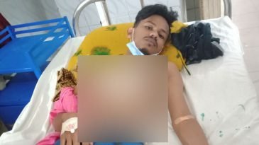 ইভটিজিংয়ের প্রতিবাদ করায় পেটানো হলো মা-ছেলেকে