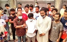 শিক্ষামন্ত্রীর আশ্বাসে অবরোধ তুলে নিলো রবি’র শিক্ষার্থীরা