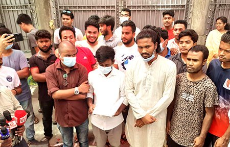 শিক্ষামন্ত্রীর আশ্বাসে অবরোধ তুলে নিলো রবি’র শিক্ষার্থীরা