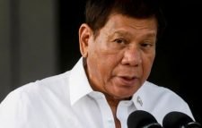 মেয়েকে পথ করে দিতে রাজনীতি ছাড়ার ঘোষণা ফিলিপাইনের প্রেসিডেন্টের!