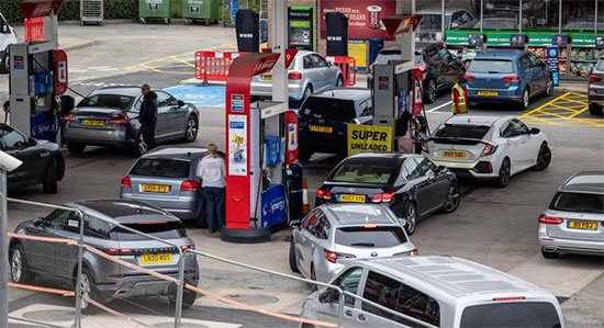 ব্রিটেনে সোমবার থেকে সেনাবাহিনী নামছে, পেট্রোল স্টেশনের বাইরে মোতায়েন করা হয়েছে পুলিশ