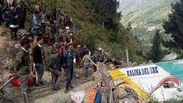 নেপালে যাত্রীবাহী বাস খাদে পড়ে নিহত ৩২