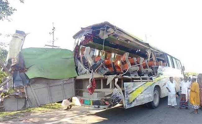 ত্রিশালে দাঁড়িয়ে থাকা কাভার্ডভ্যানে বাসের ধাক্কা, নিহত ৬