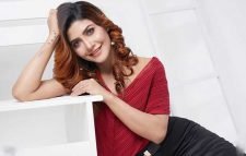 মুগ্ধতা ছড়াচ্ছেন শ্রাবণ্য