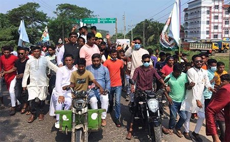 আরব সাগর থেকে প্রচুর জলীয়বাষ্প নিয়ে বর্ষাকালে বৃষ্টি