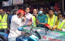 সিলেটে মোটরসাইকেল চালকদের ফ্রি হেলমেট ও ফুল দিল নিসচা