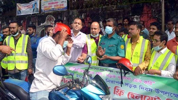সিলেটে মোটরসাইকেল চালকদের ফ্রি হেলমেট ও ফুল দিল নিসচা