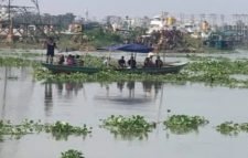 মানিকগঞ্জে তীরে ভিড়ার সময় যানবাহনসহ ডুবে গেল ফেরি