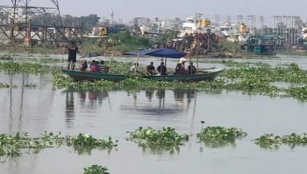 মানিকগঞ্জে তীরে ভিড়ার সময় যানবাহনসহ ডুবে গেল ফেরি