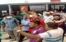 দালালদের কাছ থেকে টিকেট নিয়ে ভোগান্তির শিকার দুই প্রবাসী