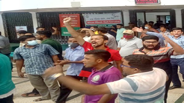 দালালদের কাছ থেকে টিকেট নিয়ে ভোগান্তির শিকার দুই প্রবাসী