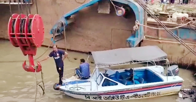 ফেরি ডুবি : যানবাহন উদ্ধারে চলছে অভিযান