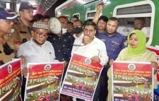 চলন্ত ট্রেনে পাথর নিক্ষেপ প্রতিরোধে বিশেষ ট্রেনে প্রচারণা