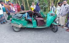 সিরাজগঞ্জে বাস চাপায় অটোরিকশাচালক নিহত