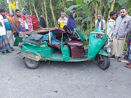 সিরাজগঞ্জে বাস চাপায় অটোরিকশাচালক নিহত