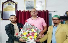 ওসি গাজী আতাউর রহমান কে ফুলেল শুভেচ্ছা জানান সালেহ আহমদ ও জাকির আহমেদ