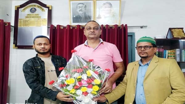 ওসি গাজী আতাউর রহমান কে ফুলেল শুভেচ্ছা জানান সালেহ আহমদ ও জাকির আহমেদ