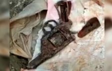 মাটি খুঁড়তে গিয়ে রিভলবার পেলেন কৃষক