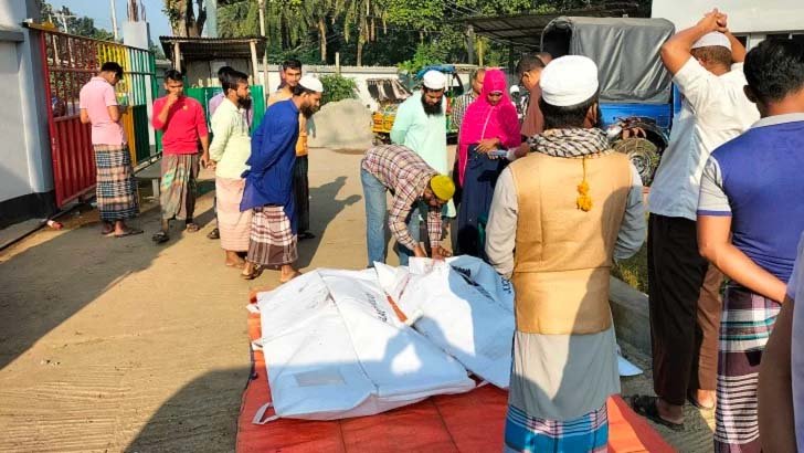 বেপরোয়া গতির পিকআপ কেড়ে নিল ৩ প্রাণ