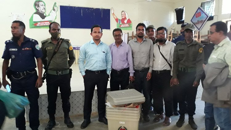 দোয়ারায় ভোট কেন্দ্রে ব্যালট পেপার ও ভোটের সরঞ্জাম বিতরণ