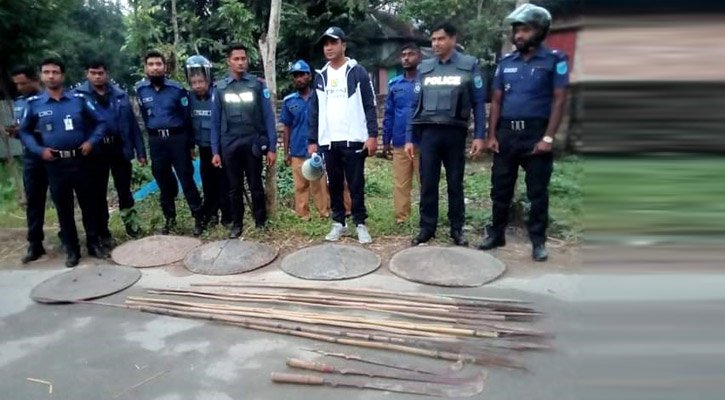 ফরিদপুরে পুলিশের অভিযানে দেশীয় অস্ত্র উদ্ধার