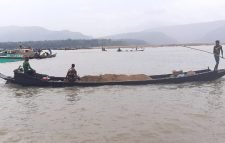 যাদুকাটায় নদীর পাড় কাটা বন্ধে টাস্কফোর্সের অভিযান, ১৮ জনকে জরিমানা