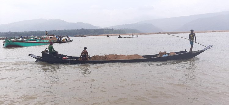 যাদুকাটায় নদীর পাড় কাটা বন্ধে টাস্কফোর্সের অভিযান, ১৮ জনকে জরিমানা