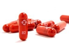 যুক্তরাজ্যে করোনার প্রথম মুখে খাওয়ার বড়ি ‘অ্যন্টিভাইরাল পিল’ অনুমোদন পেল