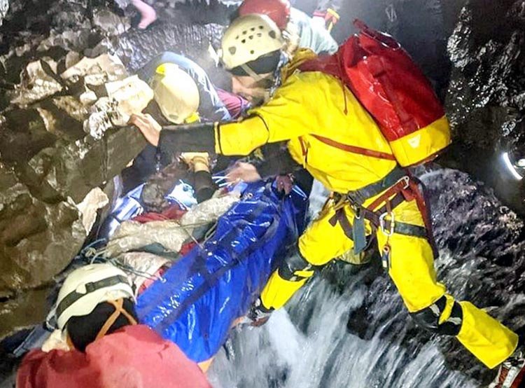 যুক্তরাজ্যে ৫৩ ঘন্টার পর অভিযাত্রীকে জীবিত উদ্ধার