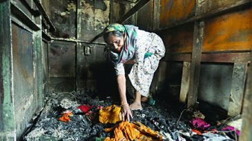 পোড়া লঞ্চে স্মৃতিচিহ্ন খুঁজছে স্বজনরা