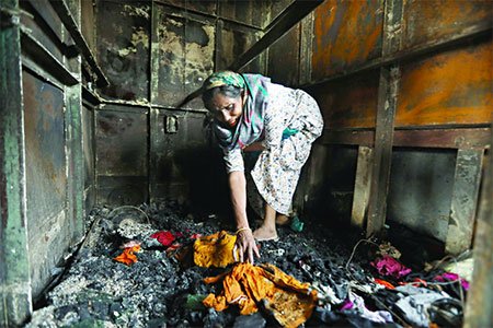 পোড়া লঞ্চে স্মৃতিচিহ্ন খুঁজছে স্বজনরা