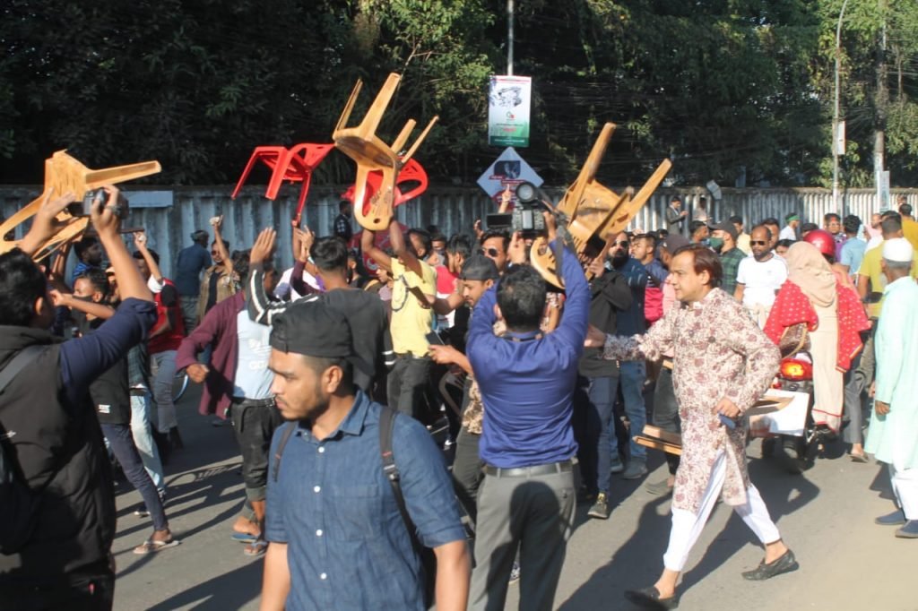 সিলেটে বিএনপির সমাবেশে চেয়ার ছুড়াছুড়ি