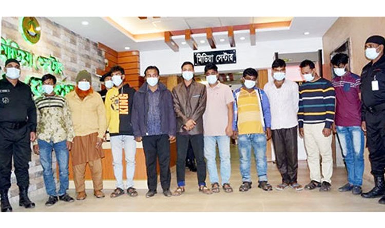 দিনে সবজি বিক্রি ও মুদি দোকানদার, রাতে ডাকাতি