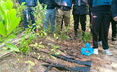 কক্সাবাজারে অস্ত্রসহ আটক ৪