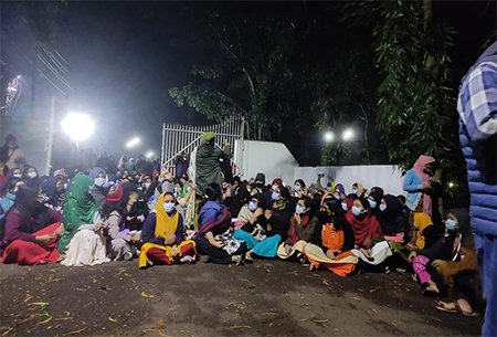 শাবিতে মধ্য রাতে ছাত্রীদের বিক্ষোভ