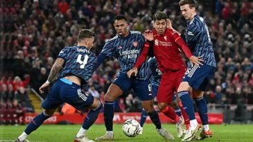 ১০ জনের আর্সেনালকে হারাতে পারেনি লিভারপুল