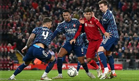 ১০ জনের আর্সেনালকে হারাতে পারেনি লিভারপুল