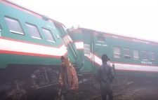 ট্রেনের ধাক্কায় ট্রাক চূর্ণবিচূর্ণ, ইঞ্জিনসহ ৫ বগি লাইনচ্যুত