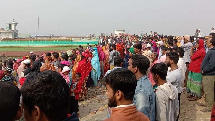 ফতুল্লায় লঞ্চের ধাক্কায় ট্রলারডুবি, নিখোঁজ ১০