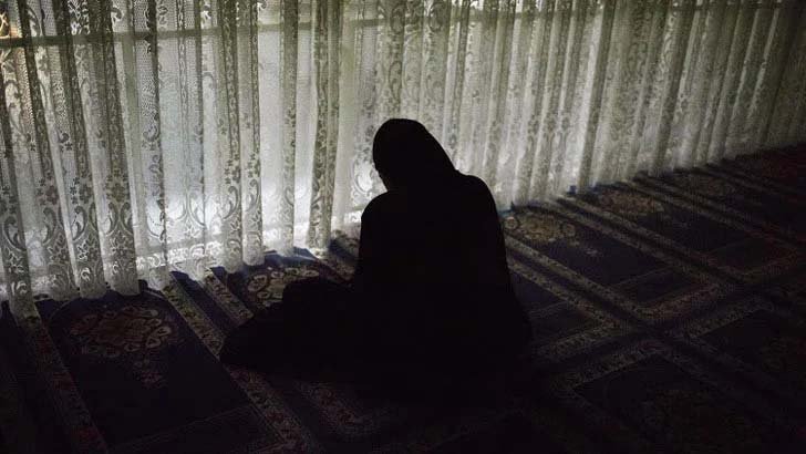 নারীদের নামাজ আদায়ে যেসব পোশাক পরা যাবে না