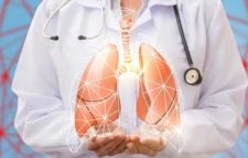 ৮ লক্ষণে বুঝবেন ফুসফুসে ক্যান্সার