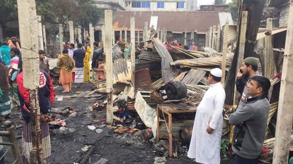 সোনারগাঁয়ে অগ্নিকাণ্ড, প্রাণ গেল শিকলে বাঁধা মানসিক প্রতিবন্ধীর