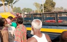 ২৫ কিশোরকে নিয়ে সড়কে উল্টে গেলো পিকনিকের গাড়ি