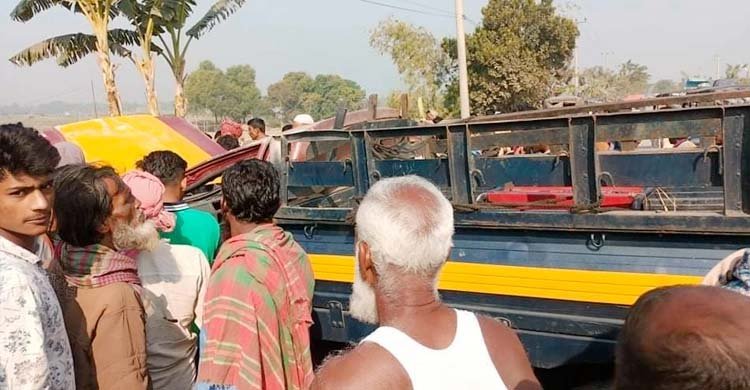 ২৫ কিশোরকে নিয়ে সড়কে উল্টে গেলো পিকনিকের গাড়ি