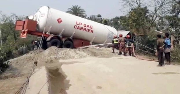 কুষ্টিয়া মহাসড়কে গ্যাস সিলিন্ডারবাহী ট্রাক বিকল