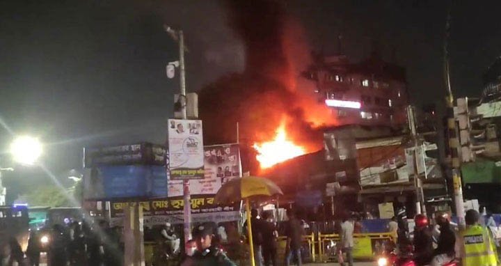 নীলক্ষেতে বইয়ের মার্কেটের আগুন নিয়ন্ত্রণে