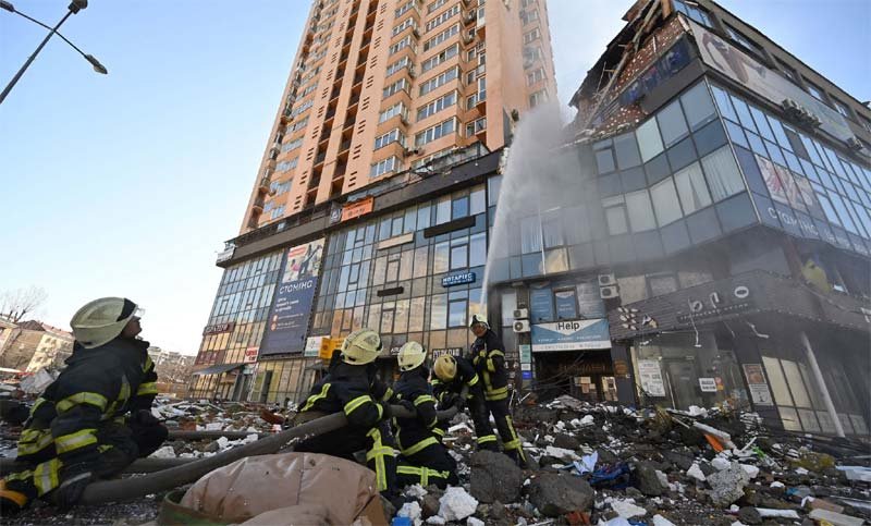 ইউক্রেনে অস্ত্র পাঠাতে একমত যুক্তরাজ্যসহ ২৬ দেশ