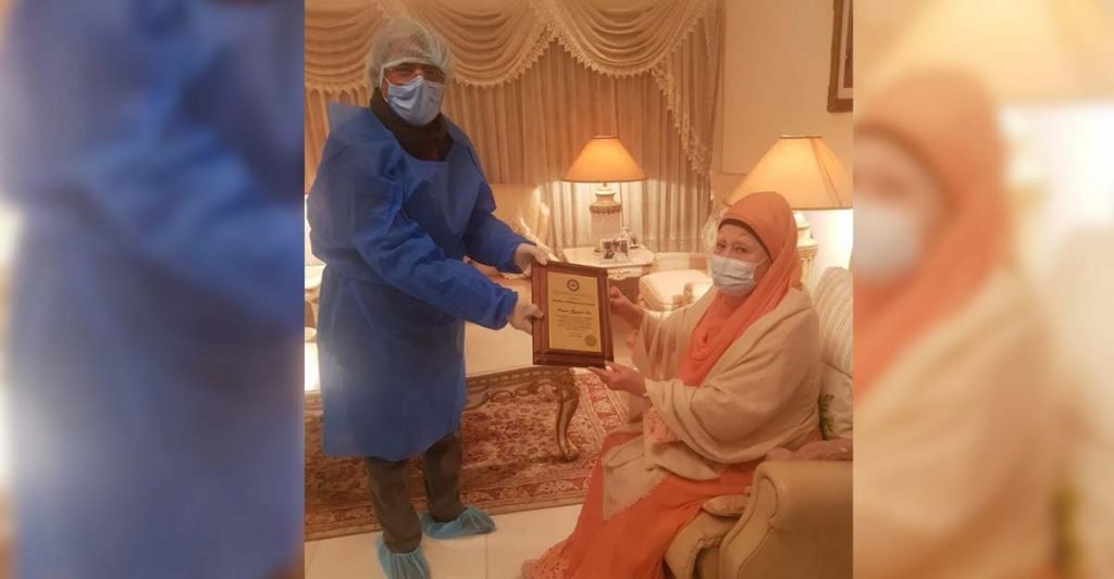 খালেদা জিয়ার হাতে ‘মাদার অব ডেমোক্রেসি’ সম্মাননা