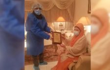 খালেদা জিয়ার হাতে ‘মাদার অব ডেমোক্রেসি’ সম্মাননা