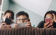 শিশুর মোবাইল-আসক্তি : অভিভাবকের করণীয়